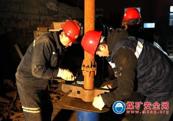 柳灣管理中心水暖隊搶修2號供水站確保居民用水