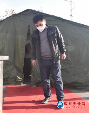 潞安集團李村煤礦：疫情防控再升級 鞋底消毒進行時