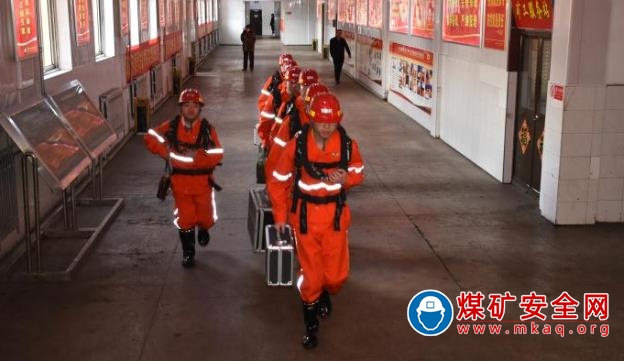 攀煤救消大隊對陶家渡農貿市場排水涵洞進行探查清理