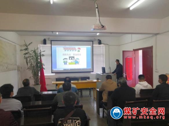 淮北雙龍礦業公司組織收看學習《職業病防治法》宣傳手冊