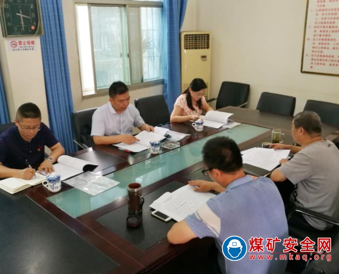林勇參加指導攀煤工程建設公司黨員領導幹部民主生活會