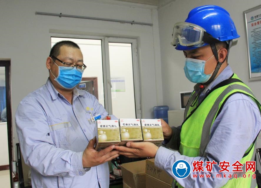 天業集團天域新實為一線員工發放防暑降溫藥品