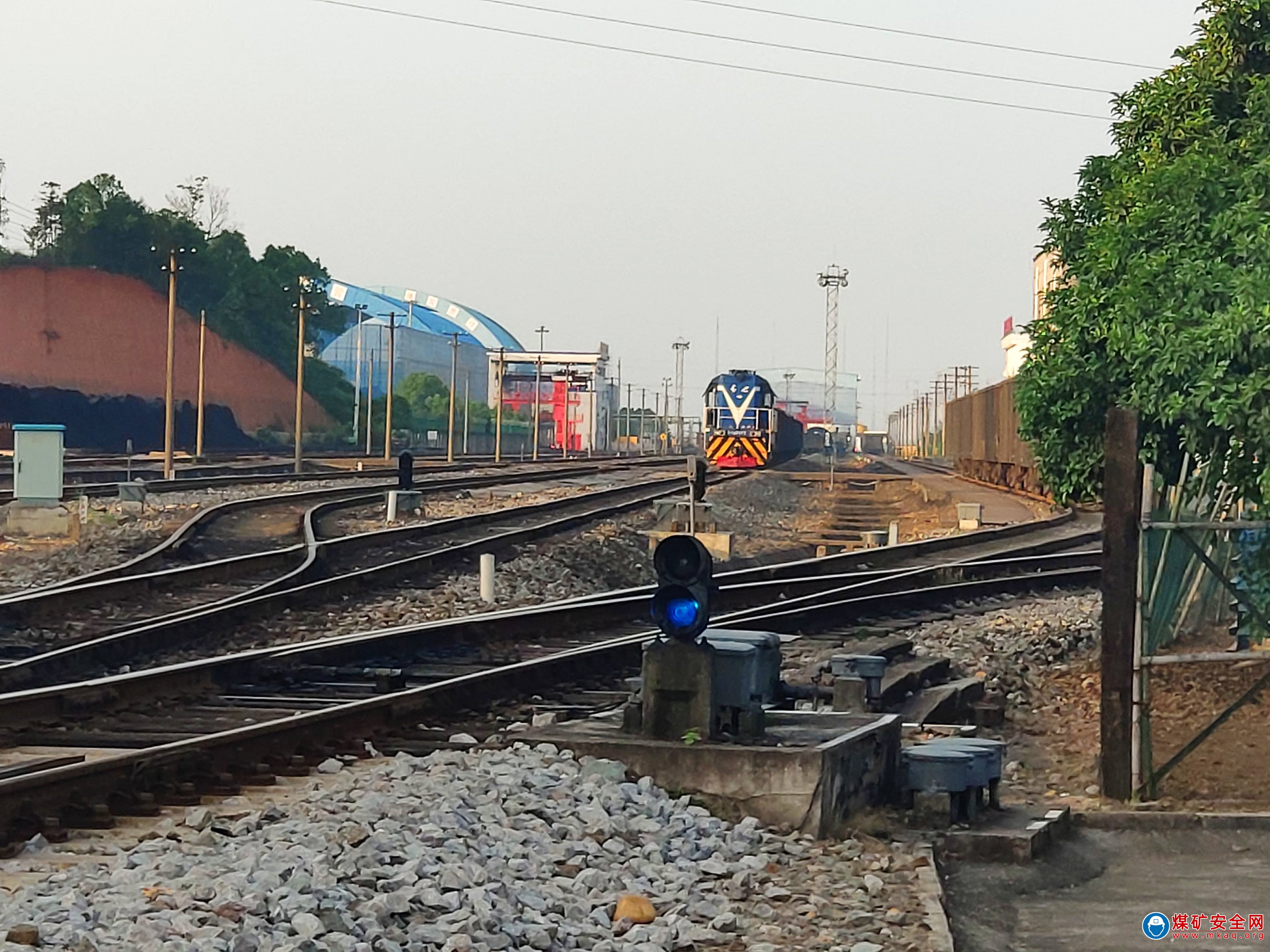 蒲白鐵路運輸公司益陽項目部，​陽光下等待出發的火車。