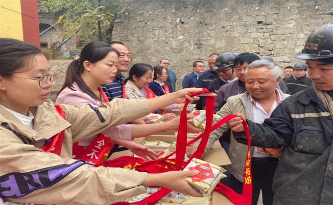 兩渡煤業中秋慰問 情暖人心