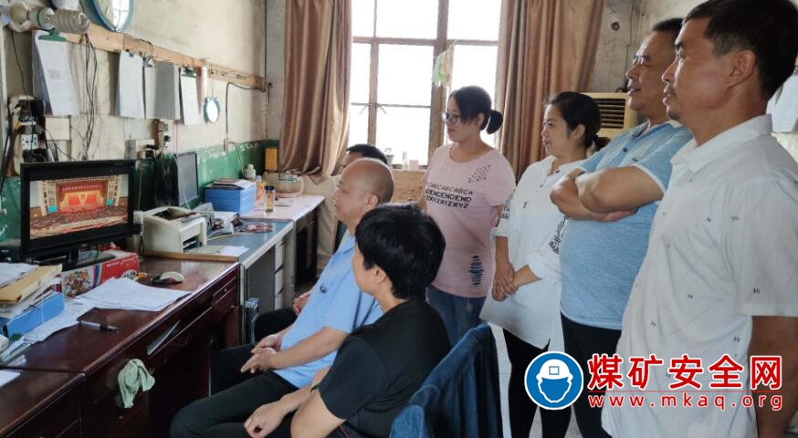 鶴煤三礦積極組織職工觀看《抗擊疫情表彰大會》
