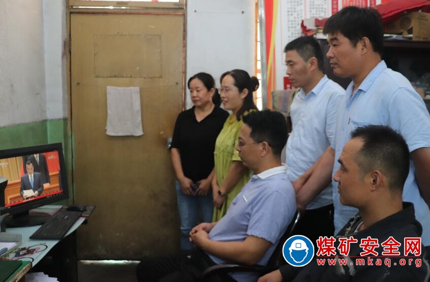 鶴煤三礦收看全國抗擊新冠肺炎疫情表彰大會盛況