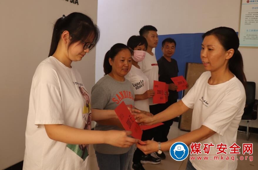 鶴煤三礦“金秋助學”圓困難學子大學夢