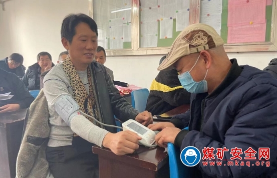 雙龍公司機電科班前會新增“愛心項目”