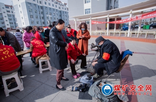 晉能控股煤業集團小峪煤業公司團委開展“傳承雷鋒精神，共建幸福晉控”青年誌願者便民服務活動