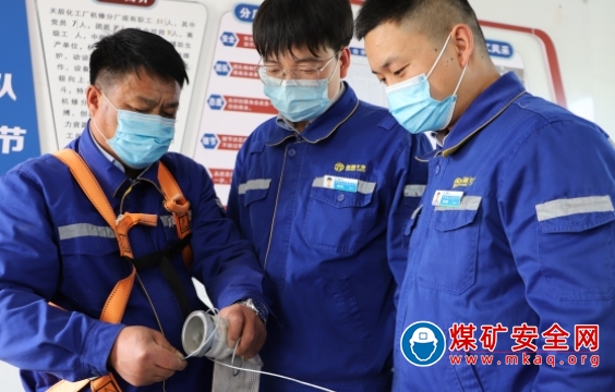 新疆天業天辰化工廠開展消防水帶捆紮實操培訓