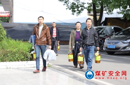 華榮能源柏林煤礦工會為職工發放“五一”節慰問品