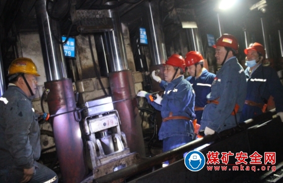 河南能源集團總經理田富軍到鶴煤三礦慰問幹部職工