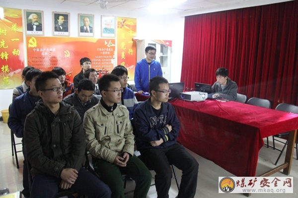 中國礦業大學礦業學院12級學生學習十八屆三中全會精神