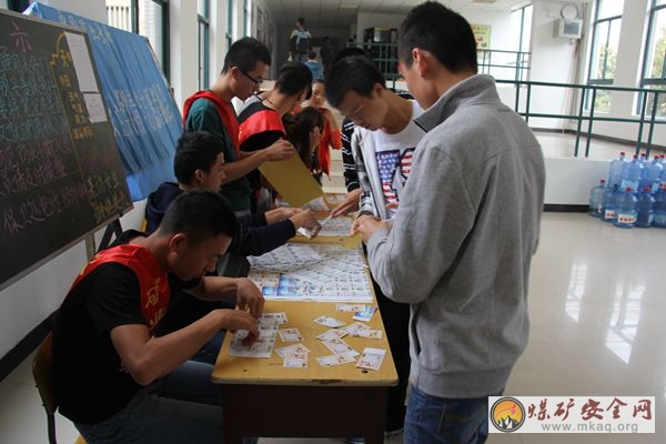 礦業學院心青年誌願者協會成功舉辦校園卡免費貼標簽活動