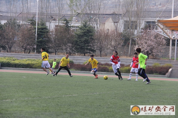 過關斬將——礦業學院足球隊戰勝研究生學院足球隊晉級決賽