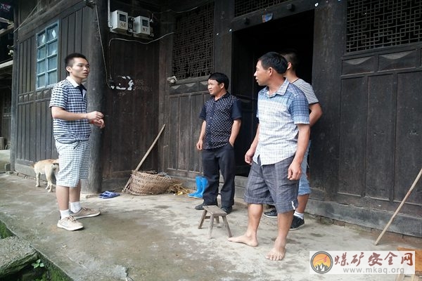 礦業學院實踐團“小草”團隊向村民開展動員大會