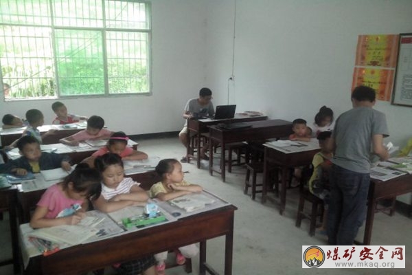 礦業學院實踐團“小草”團隊與孩子共同成長