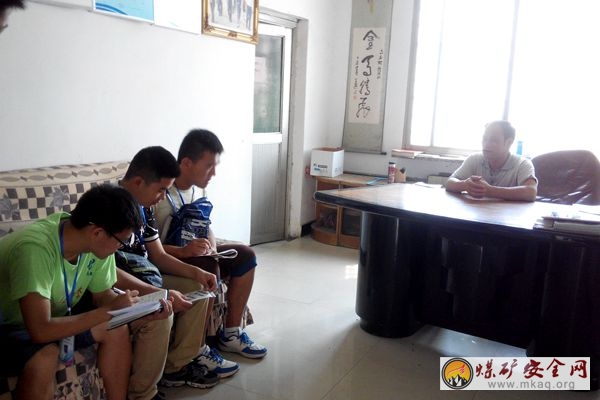 中國礦業大學機電學院“開拓”實踐團與馬莊村鄭主任開展座談會