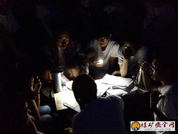挑燈夜讀，為了孩子的明天——中國礦業大學心靈雙約支教團誌願者備課到深夜