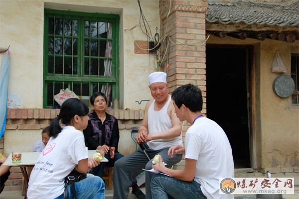中國礦業大學“圓夢中國”心靈雙約支教團寧夏支隊走進村民家進行家訪