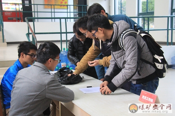 礦業學院黨員工作站開展發放椅子腿套活動