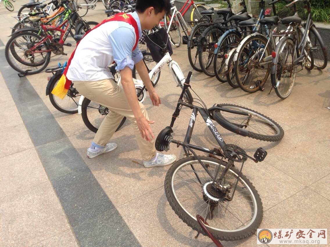 中國礦業大學管理學院市場營銷13-2班開展“校園扶車行”主題青協活動