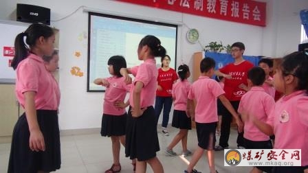 中國礦大羽翼網絡支教團連雲港分隊在益海助學中心開展體育與保健課程