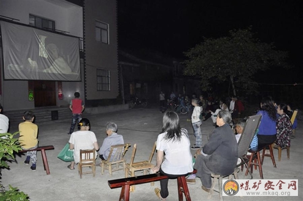礦業學院沛縣電影放映小組下鄉為農民放映電影