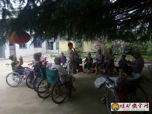 礦業學院暮年幸福度實踐小組看望奎山養老院老人