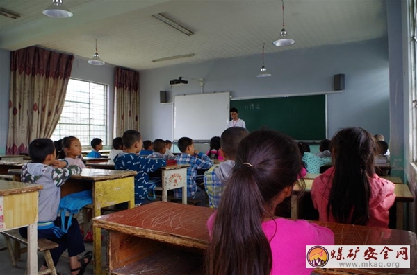 礦業學院心靈雙約支教團第一分隊在石龍中學正式開課