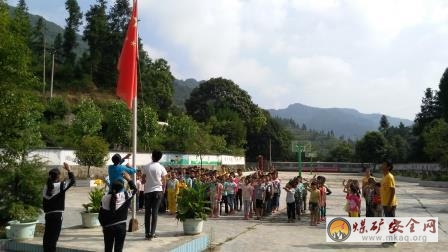 中礦大信電學院“一路黔行”支教團舉行第一次升旗儀式