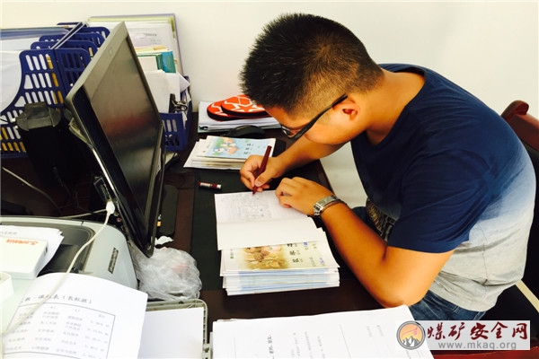 中礦大環測學院愛心助長支教團老師為孩子們批改作業