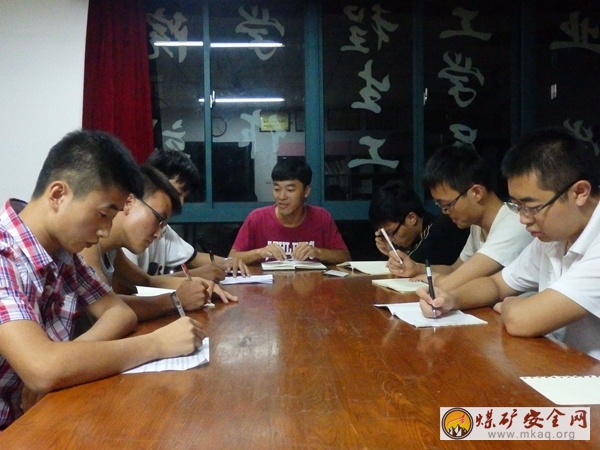 礦業學院本科生2013級黨支部組織開展紀念中國人民抗日戰爭暨世界反法西斯戰爭勝利70周年的專題研討會