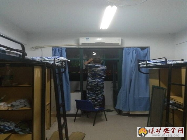 中國礦業大學教輔導員指導新生軍訓內務