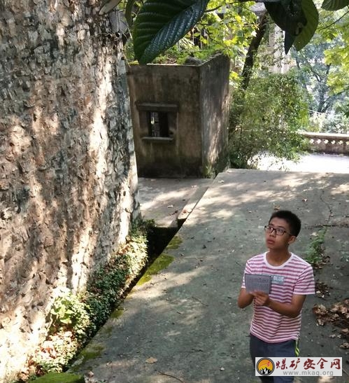 中礦大“礦世崎源”實踐團繪製礦大舊址地圖草圖
