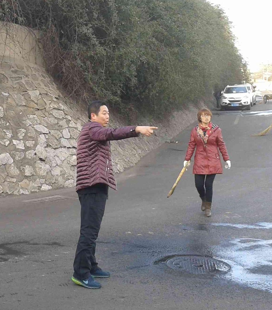 綜合辦主任指揮治理礦區環境現場