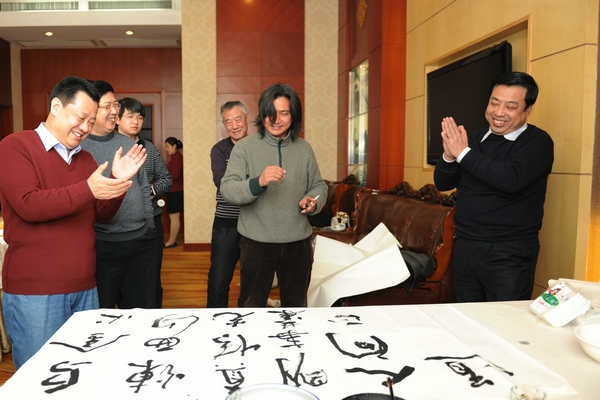 雕塑家吳為山造訪西山 董事長薛道成題字讚譽