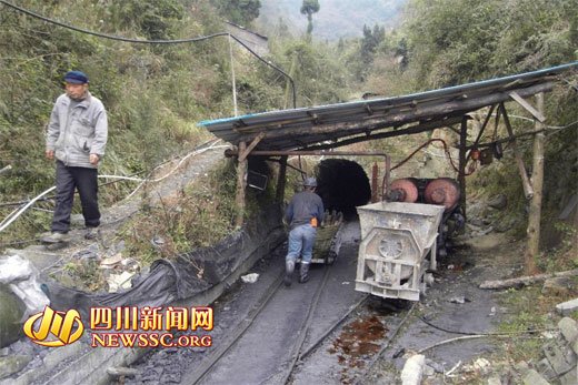 網曝四川一煤礦老板毒打礦工(圖)