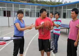 陝北礦業生產服務分公司工會為新分配大學生送去文體用品