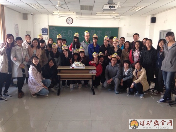 中國礦業大學管理學院會計12-4班召開“愛在身邊 溫馨家園”主題班會