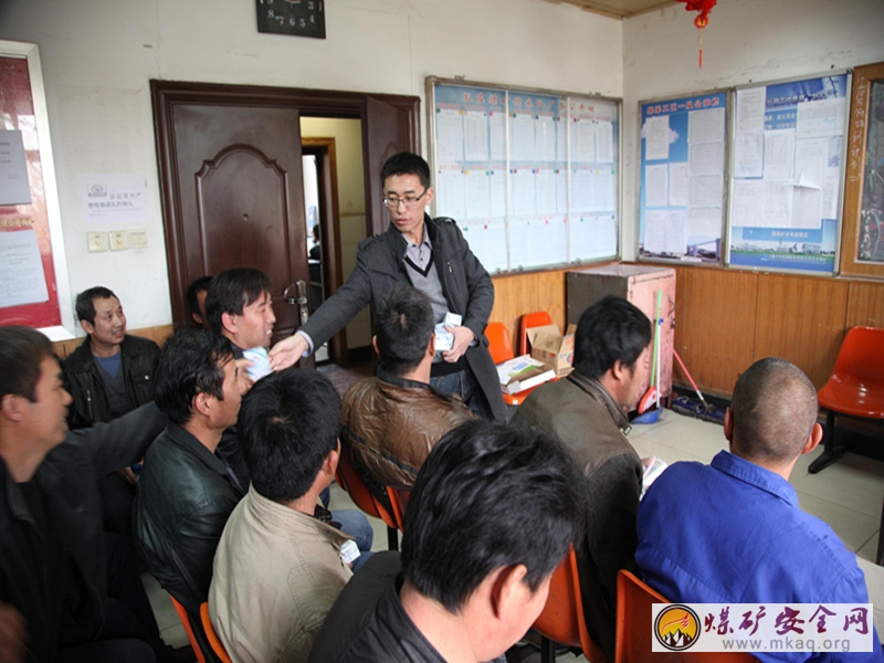 孔莊煤礦團委深入綜采工區開展“過斷層”專題知識問答