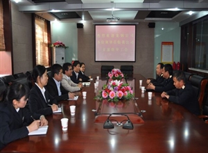 陝鋼集團龍鋼公司黨群工作部副部長張新來澄合鐵運分公司交流企業文化建設工作