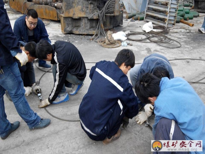 孔莊煤礦團委組織機電科分區開展“崗位節約、降本增效”活動