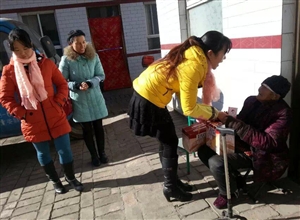 寒冬送暖 歡樂冬至------記王村社區幼兒園為敬老院老人送去愛心餃子
