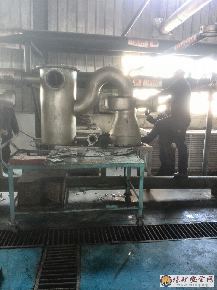 新生能源公司檢修旋風重力脫水器