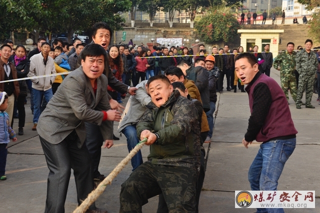 攀煤花山礦舉辦“慶元旦”職工拔河比賽