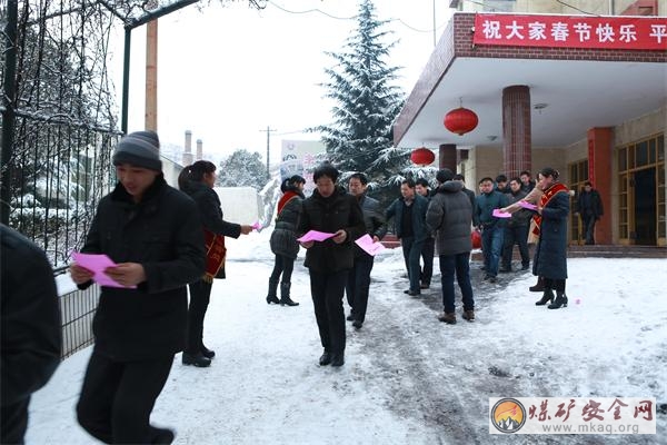 澄合董礦分公司女工家屬協管員為職工發放安全提示單