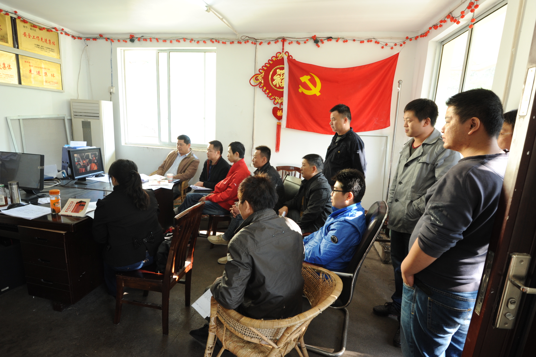 攀煤集團小寶鼎礦通風區開展青工安全教育活動