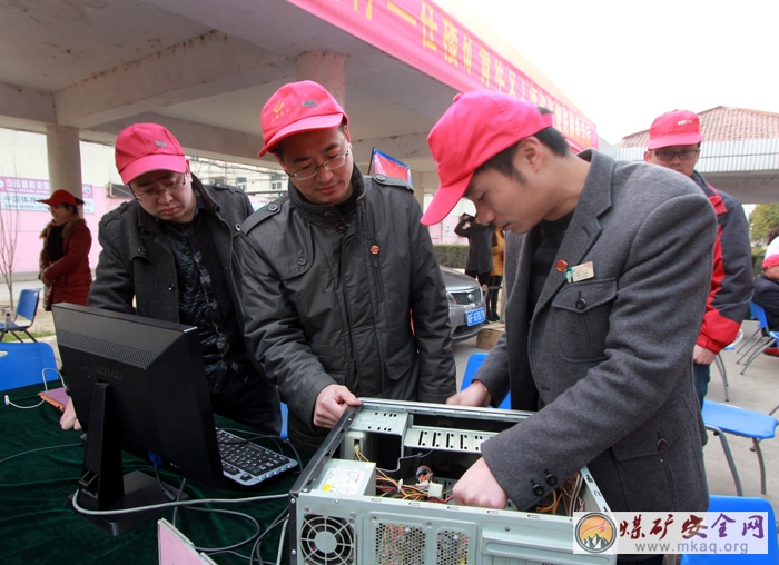 任樓礦團員青年學雷鋒見行動