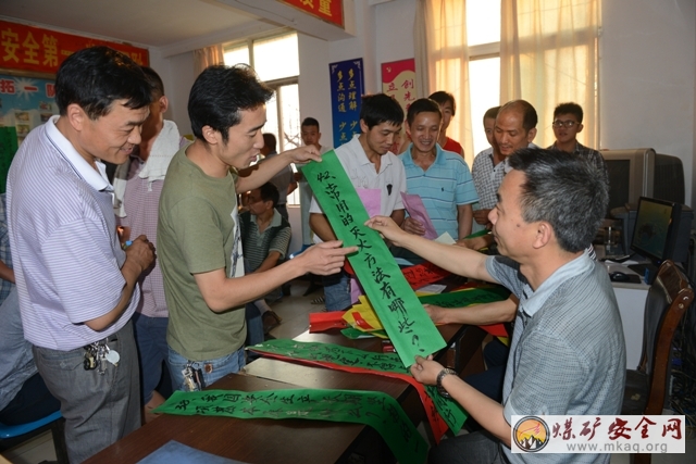 攀煤花山礦開拓一隊開展安全知識答題進班組活動